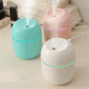 جهاز ترطيب وتعطير Szaerfa يعمل ببخار بارد وإضاءة LED ملوّنة مرطّب هواء صغير الحجم يعمل بـ USB للغرف والمكاتب جهاز تعطير منزلي ببخار ناعم بدون صوت مثالي للنوم والاسترخاء جهاز ترطيب محمول على مكتب بجوار لابتوب يعمل بـ USB جهاز بخار مضيء بإضاءة LED رومانسية في غرفة نوم جهاز ترطيب صغير بالزيوت العطرية للبشرة وتنقية الجو صورة توضيحية لجهاز ترطيب وتعطير يعمل أثناء الليل بجوار السرير